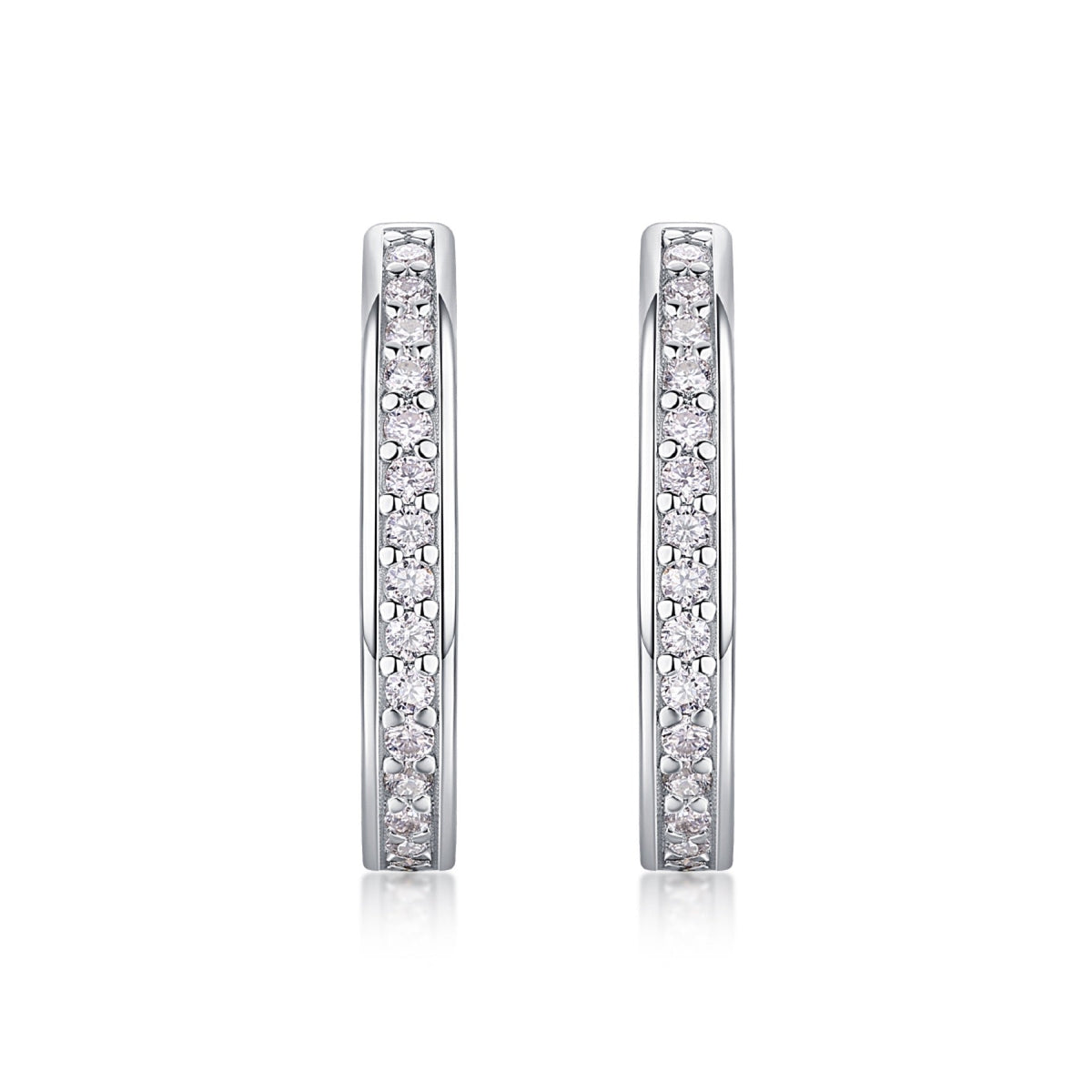 Ovale Moissanite Huggie Hoop Earrings in Sterling Silver