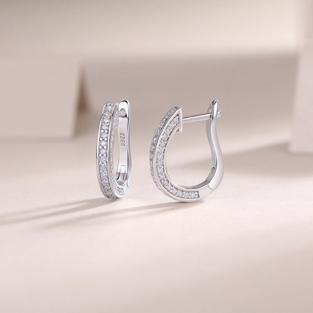 Ovale Moissanite Huggie Hoop Earrings in Sterling Silver