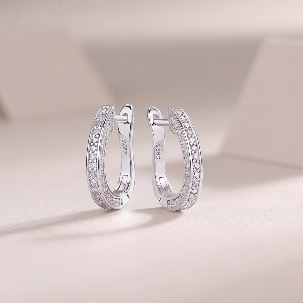 Ovale Moissanite Huggie Hoop Earrings in Sterling Silver