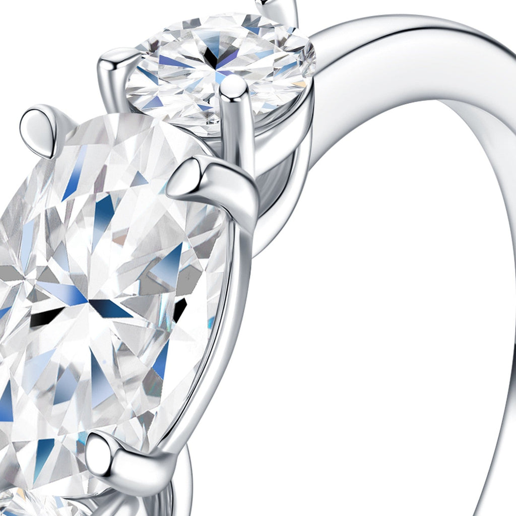 Ovalcuori Oval-Cut Moissanite Three-Stone Ring in Sterling Silver
