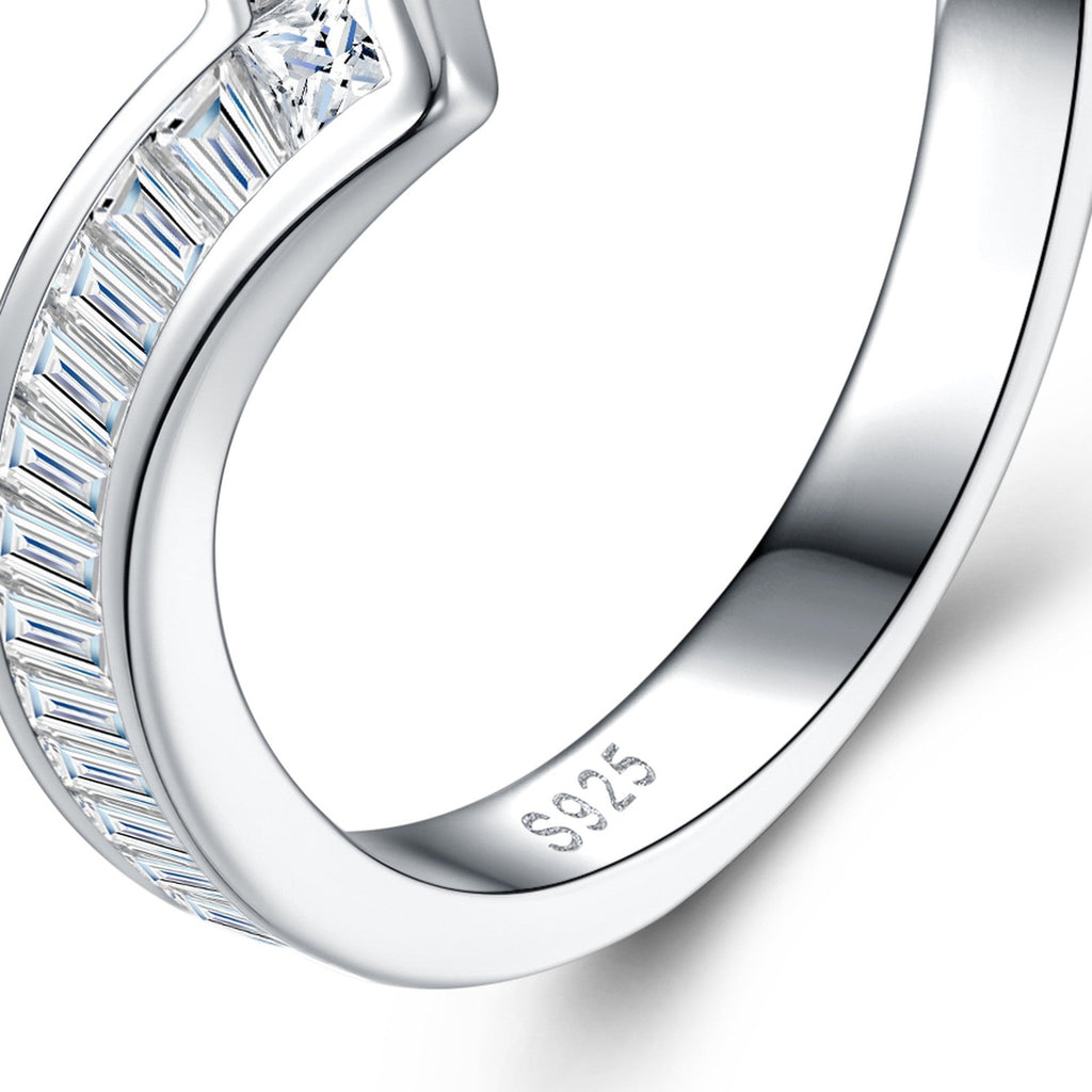 Puntale Moissanite Band Ring in Sterling Silver